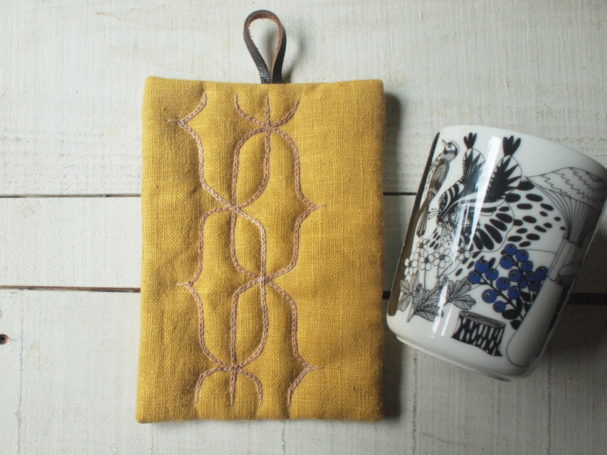 アイヌ刺繍の鍋つかみ リネンのマスタードイエローに柿渋染め糸