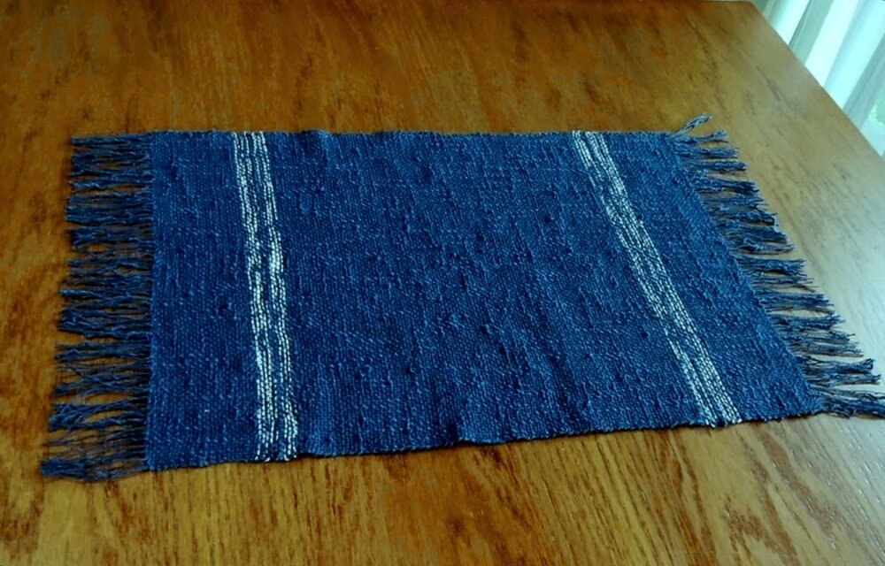 藍手織ティーマット(淡い白ストライプ) 綿とリネン、27.5cm×48cm(房を