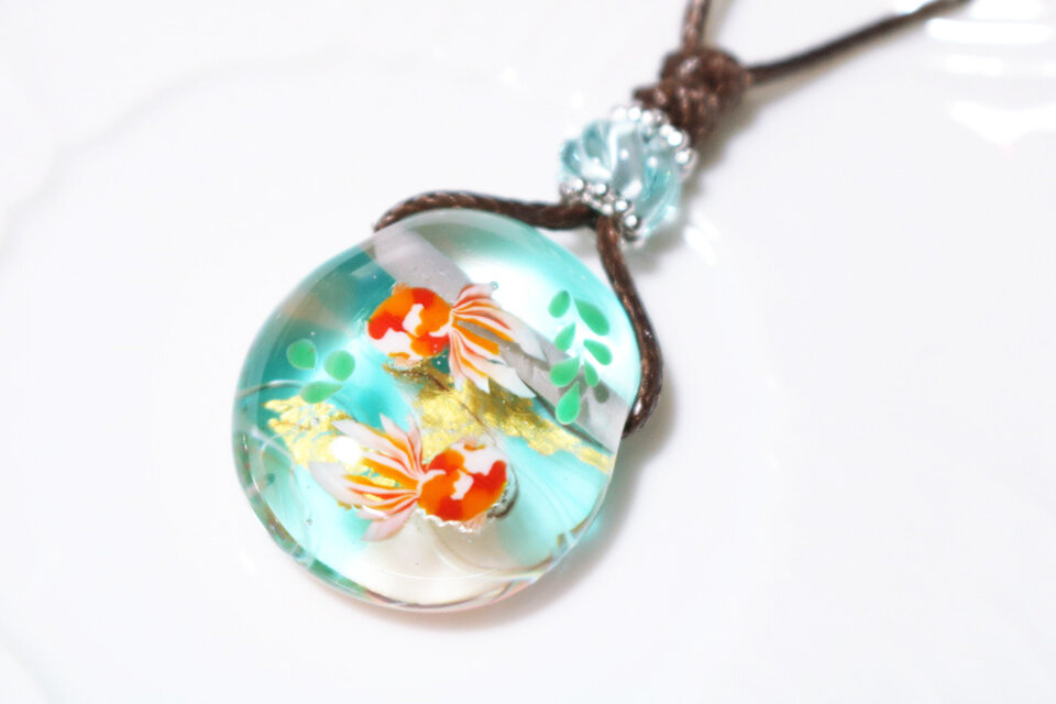 ※長期在庫SALE（20％オフ）金魚のとんぼ玉ガラスペンダント　金箔入り