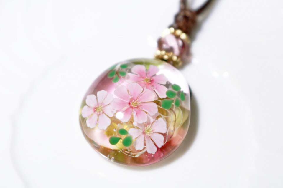 コスモスのとんぼ玉ガラスペンダント　金箔入り