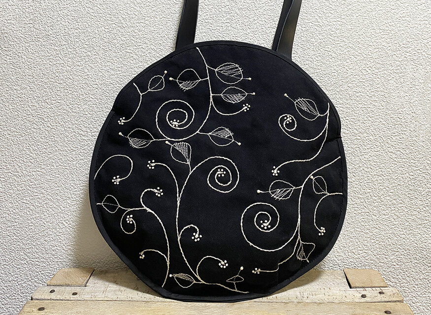白糸ボタニカル刺繍の丸いかばん