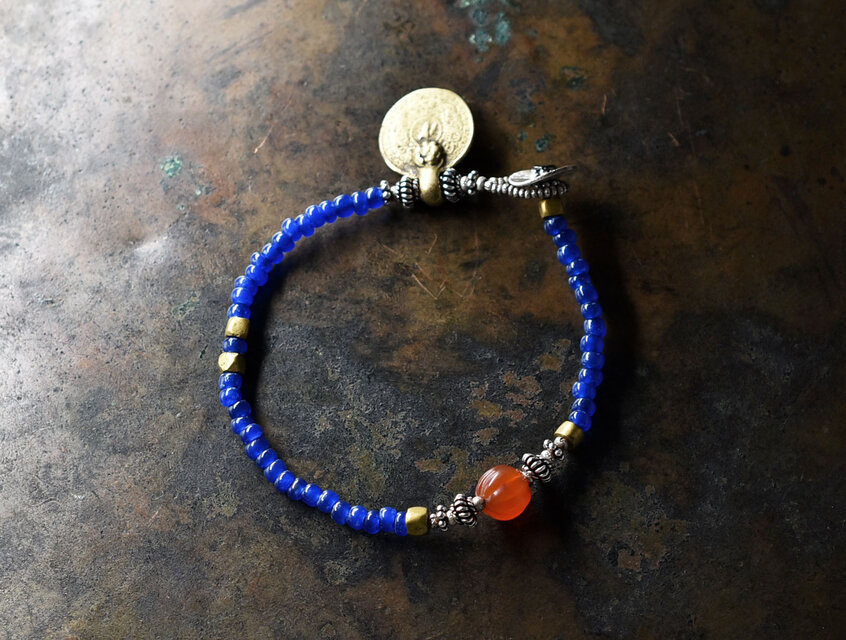 ヴィンテージ蜜柑型カーネリアンとコバルトブルービーズ、oldオリッサブラス、コインチャームのブレス