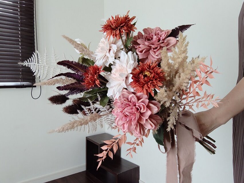 テラコッタのダリア秋クラッチブーケ＊ブートニア | iichi 日々の