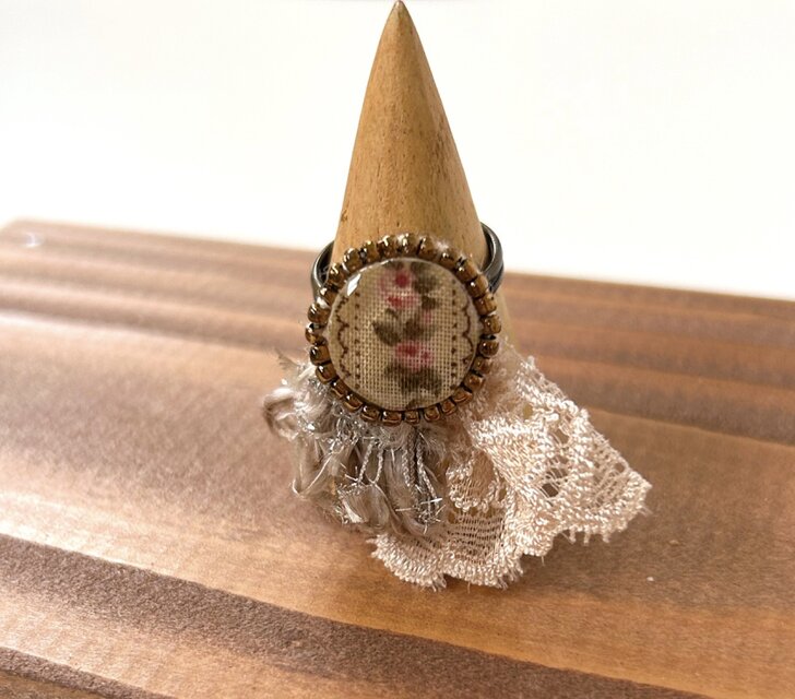 かわいい もこもこリボンとレースのリング（ベージュ）