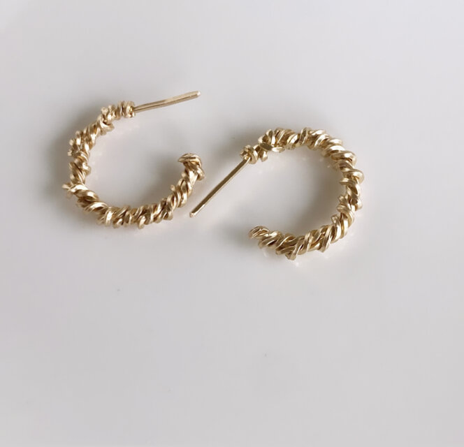 カメヲ ピアス 14kgf ハンドメイド 14kgf Rolling フープ ピアス | iichi 日々の暮らしを心地よく