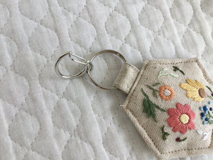 イエロー刺繍クルタ ドクターイエロー】ビーズ刺繍のキーホルダー 新幹線 名入れ