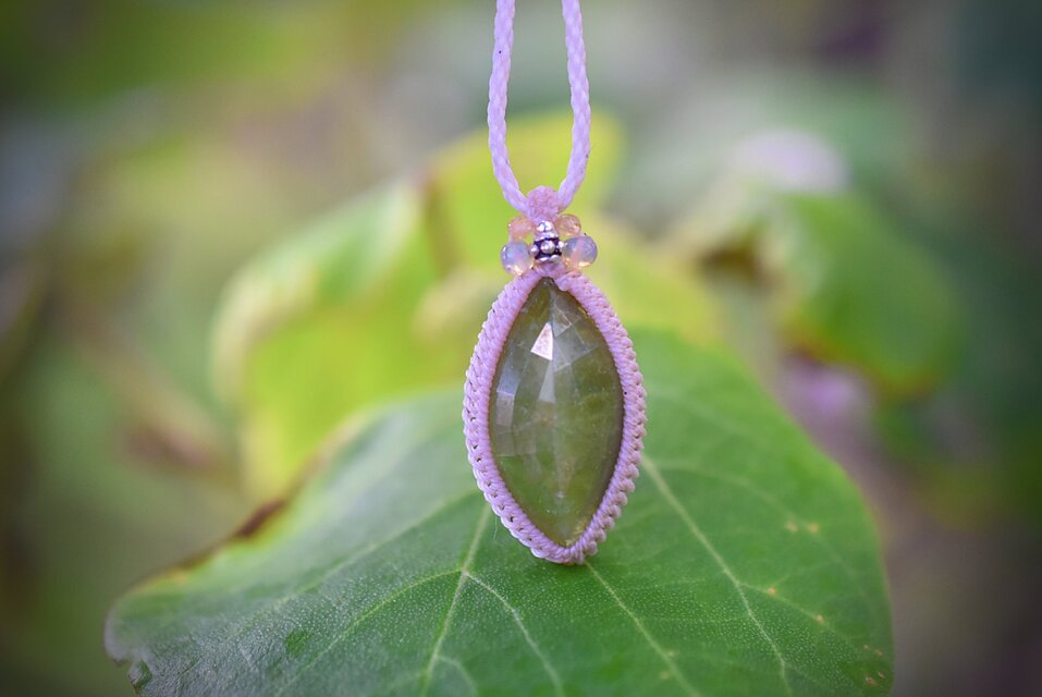 マーキスカット☆ファセットカット☆グリーンガーネット マクラメ