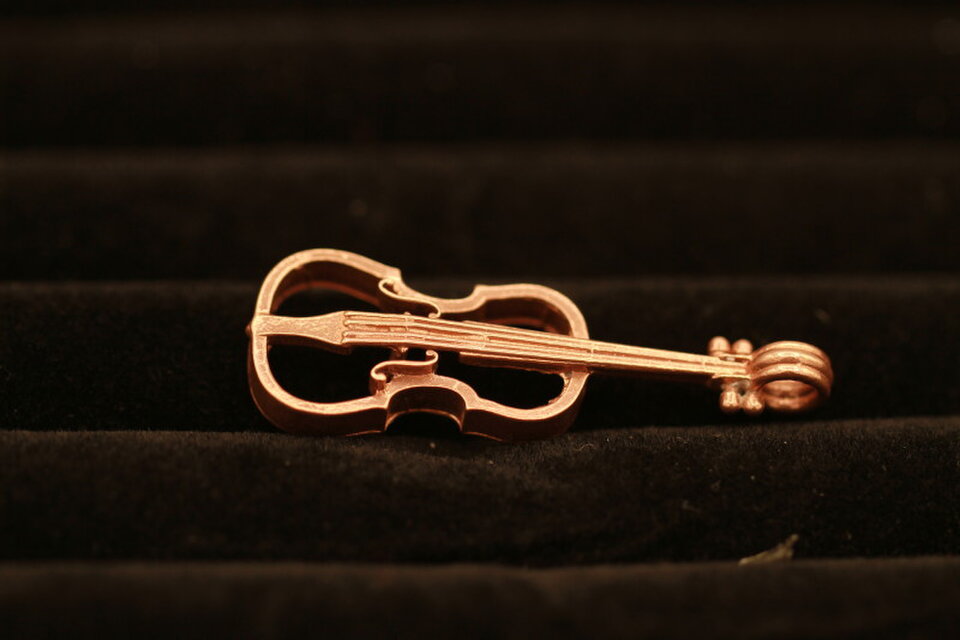 バイオリン型アクセサリー高級希少コバルト製-