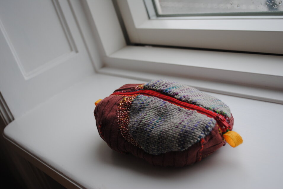 ポーチ　手縫い　布製　 ペンケース　小物入れ　ハンドメイド　ビーズ刺繍　1874