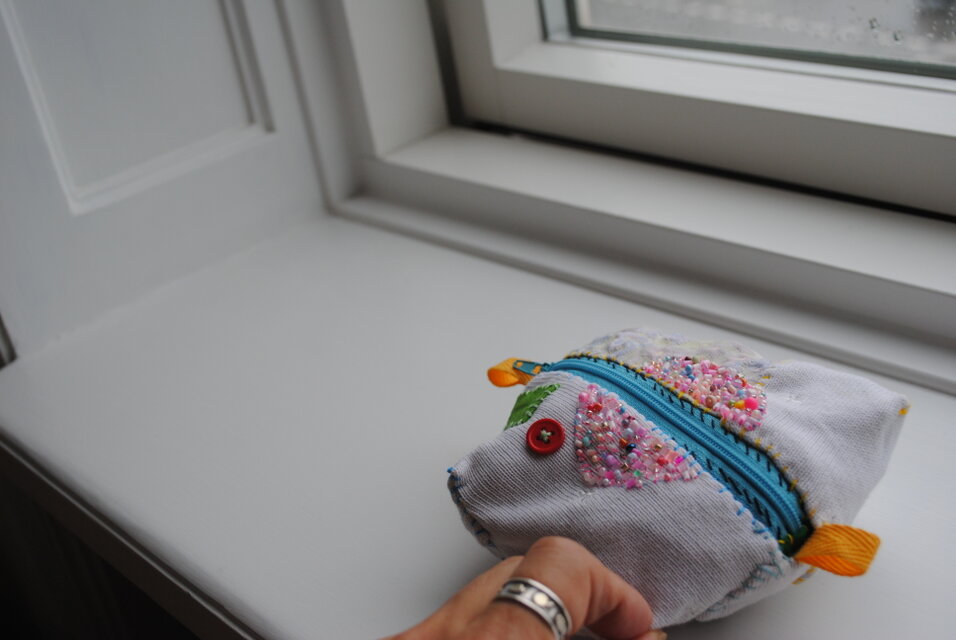 ポーチ　手縫い　布製　 ペンケース　小物入れ　ハンドメイド　ビーズ刺繍　1878