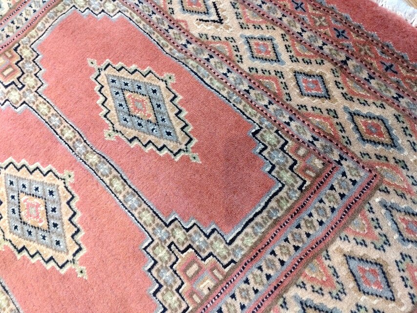 厚みは薄くて軽くて小さく畳める パキスタン絨毯 シルクタッチ マット