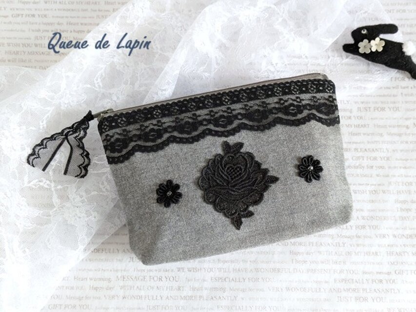 可愛いレースフラワーモチーフを付けたエレガントポーチ（グレーウール）