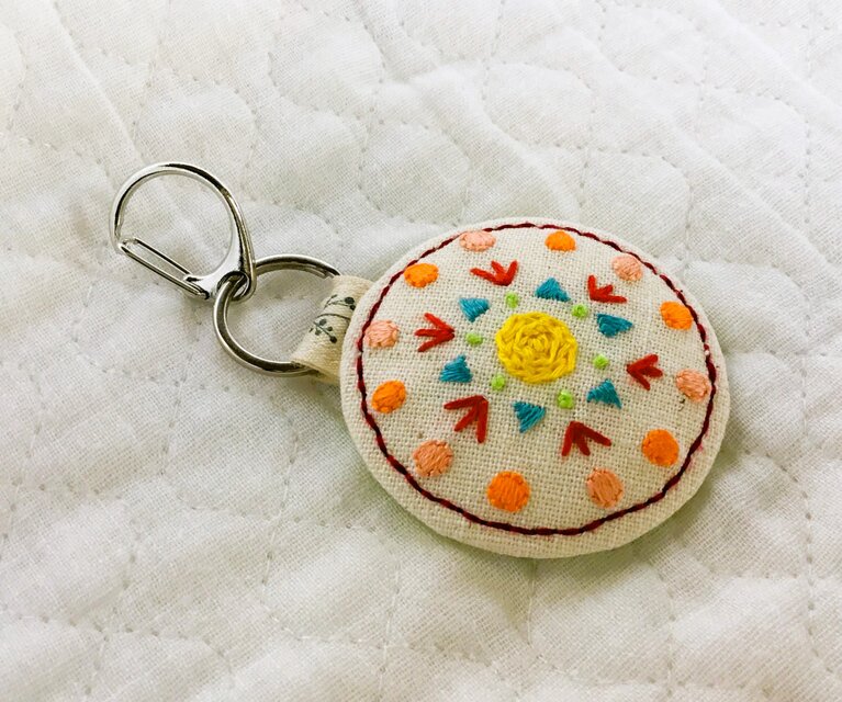 刺繍のキーホルダー・丸型① | iichi 日々の暮らしを心地よくする 