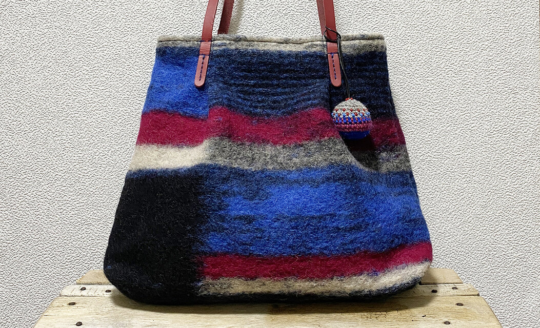 起毛ウール生地の赤い持ち手かばん