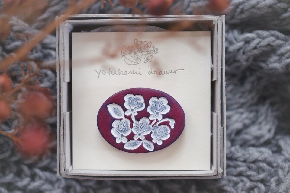 : : : 陶土の草花ブローチ : : : 1235（ヘアゴム変更可）