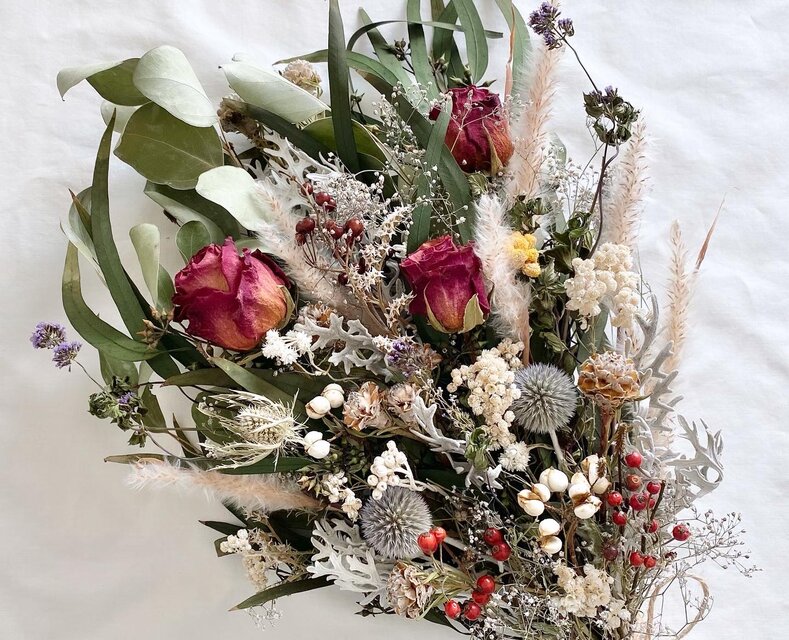 赤い薔薇とユーカリのスワッグ お正月に☆ | iichi 日々の暮らしを