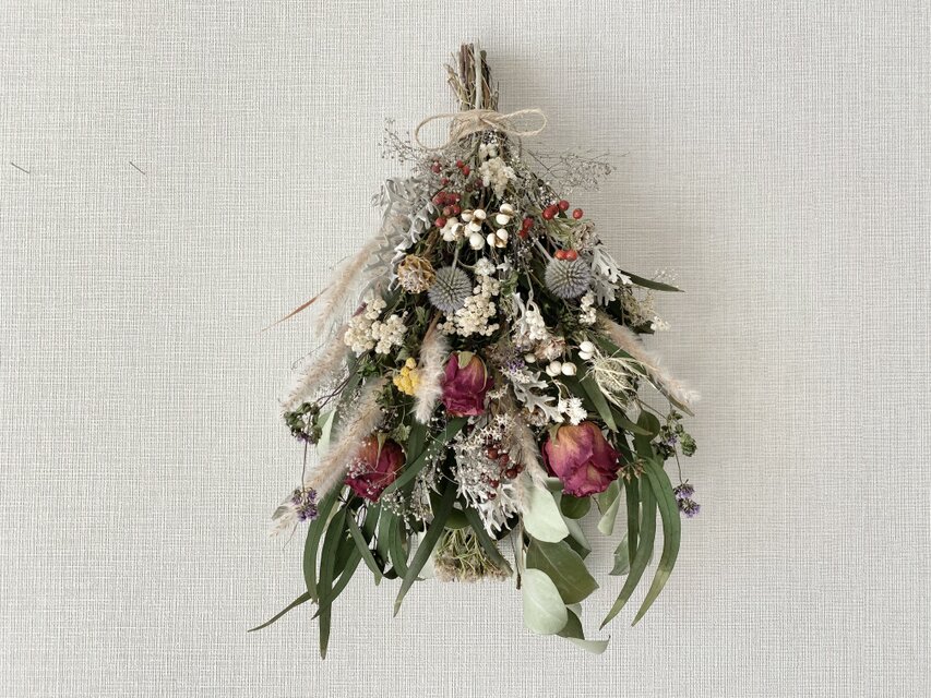 シャビーシック◆ユーカリ　リース　ブーケ　スワッグ　ガーランド　薔薇　インテリア 赤い薔薇とユーカリのスワッグ お正月に☆ | iichi 日々の暮らしを