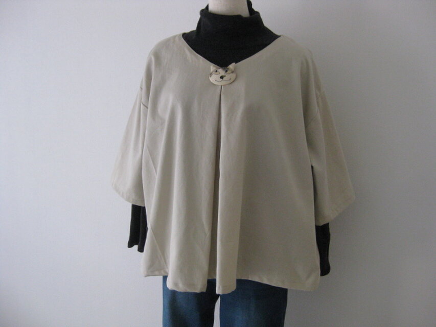 プルオーバーのブラウス（猫ブローチ付き）