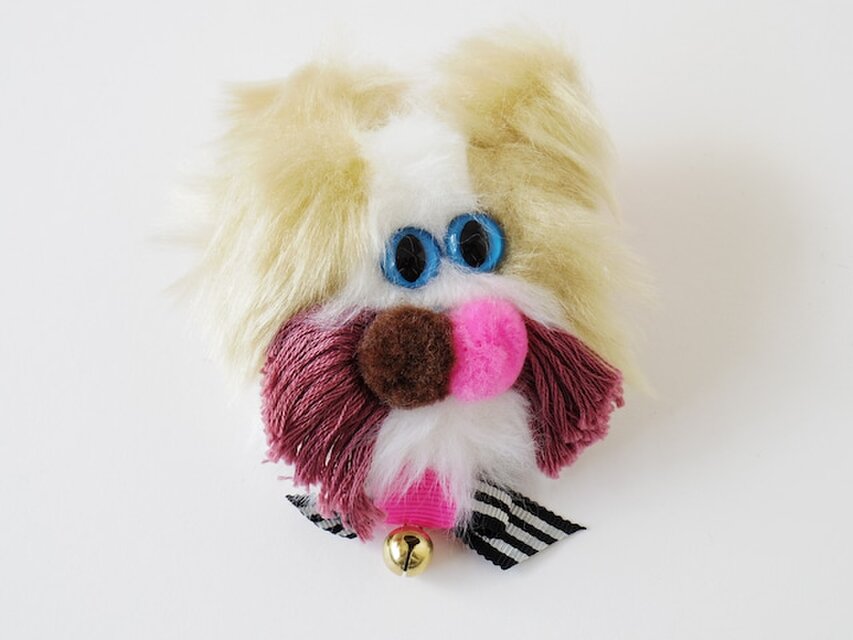 もふもふねこにゃんブローチ／ベージュ×白（ひげワインレッド）