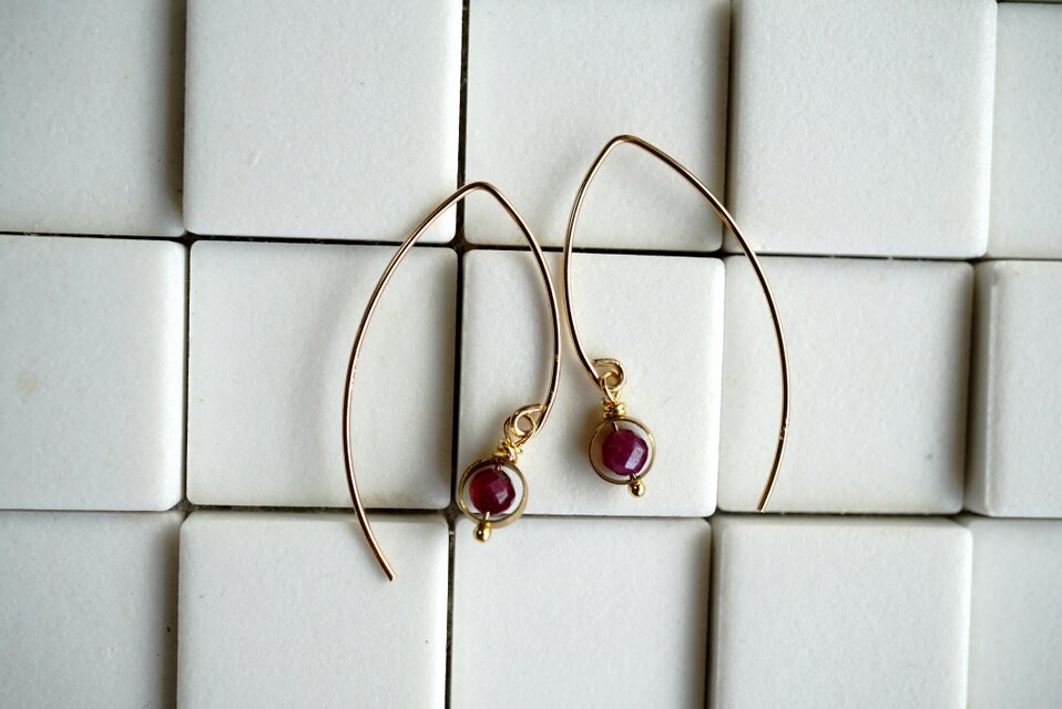 サークルにはいったルビーのマーキス型フックピアス