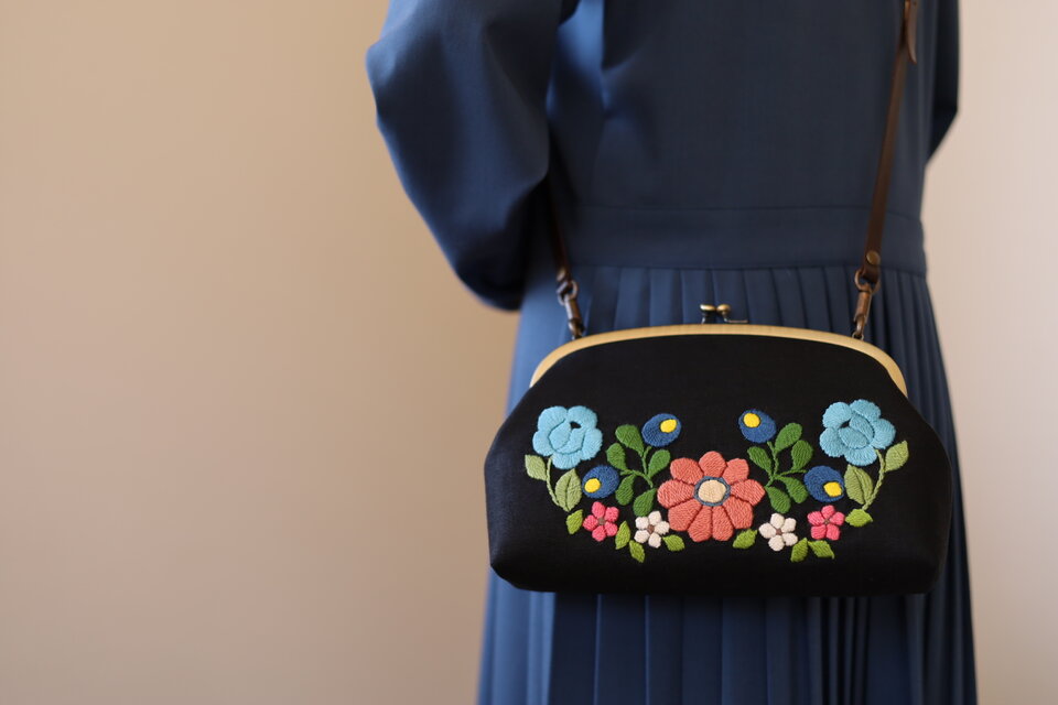 黒リネン 花刺繍 ポシェット バッグ | iichi 日々の暮らしを心地よく