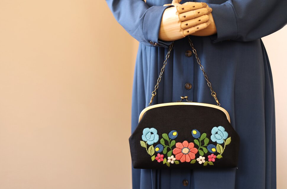 黒リネン　花刺繍　ポシェット　バッグ