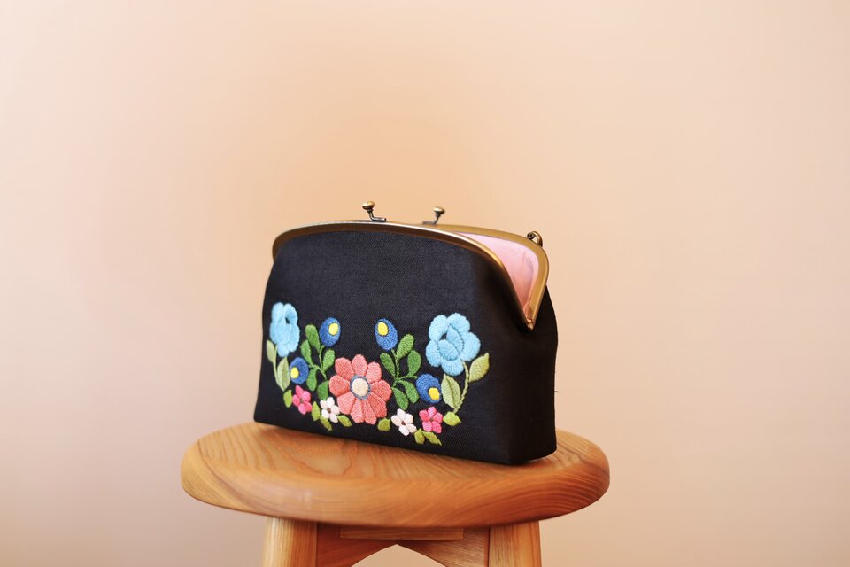 AP// ヴィンテージ花柄刺繍の黒グラニーバッグ 黒リネン 花刺繍 ポシェット バッグ | iichi 日々の暮らしを心地よく