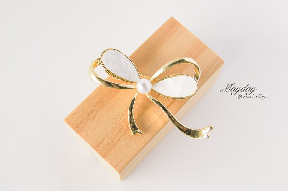 『上品な貝がら風〜パールのリボンのブローチ』