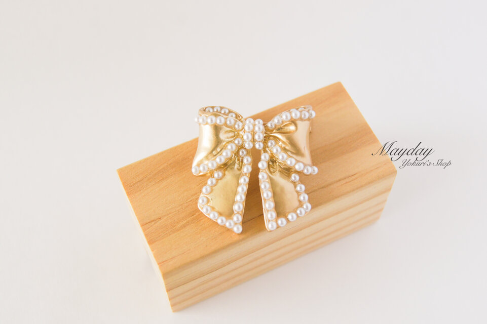 『レトロ風パールリボンブローチ』マット仕上げ