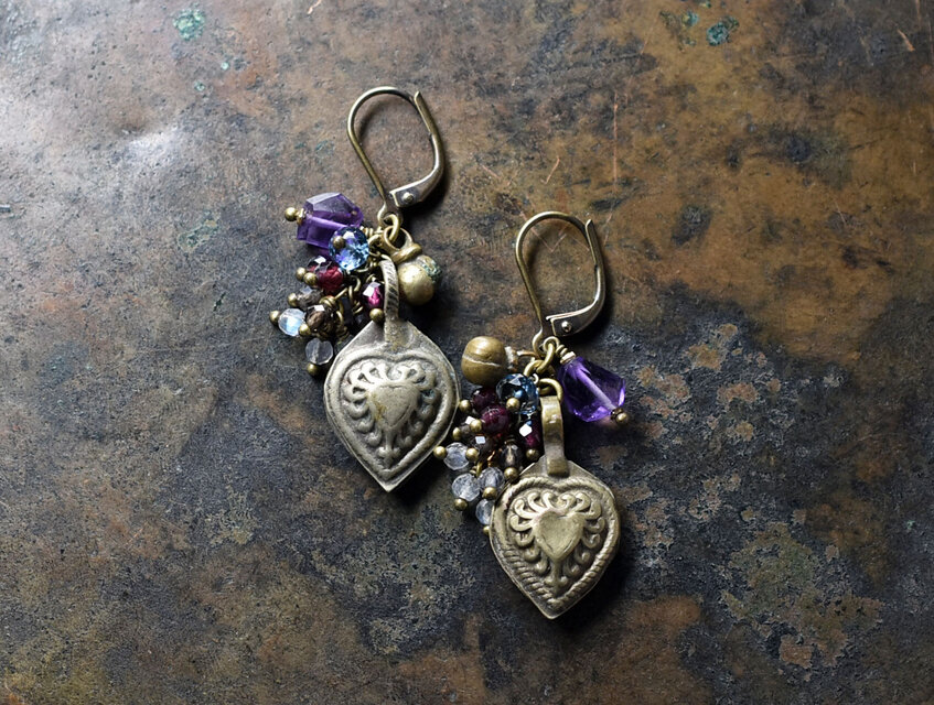 アフガニスタンメタルとアメジスト、ロンドンブルートパーズ、たわわなストーンビーズ、民族鈴のピアス