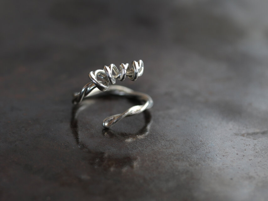 錫のオープンリング　TOLOLY　らせん