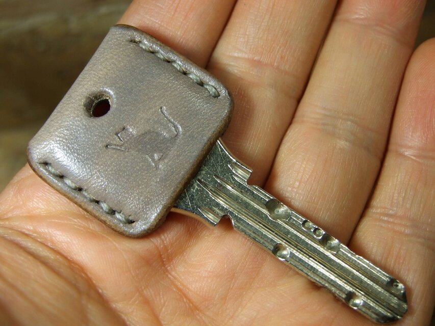 猫刻印のキーカバー　ルガトグレー