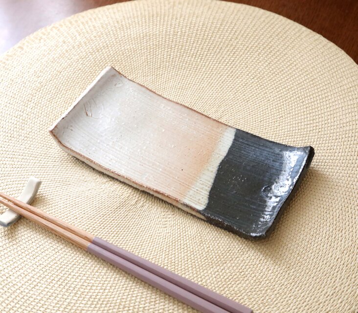 黒御影土とチタンマット釉のかけ分け長板皿