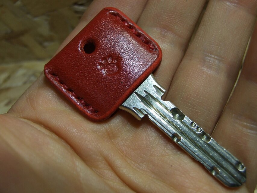 肉球刻印のキーカバー　ルガト赤