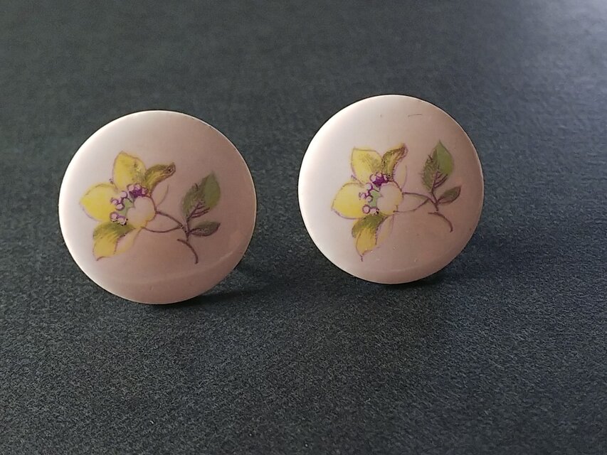 ヴィンテージ　淡くやさしいお花絵柄のイヤリング(22㎜）