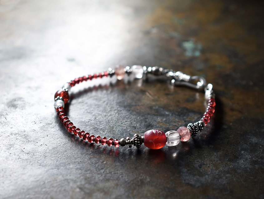 スクイッグルとグーズベリー、ストロベリークォーツ、金赤アンティークビーズのブレス