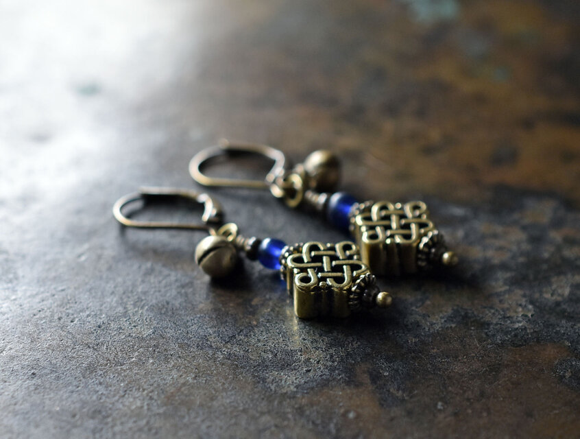エンドレスノットとブルーアンティークビーズ、民族鈴のピアス