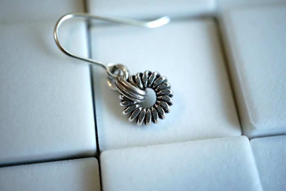 タイヤみたいなシルバービーズが下がったピアス