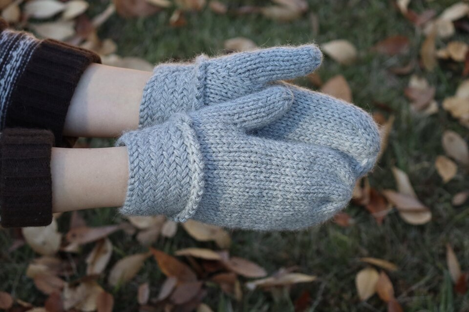 ベビーアルパカのヘリンボーンミトン ［グレー］