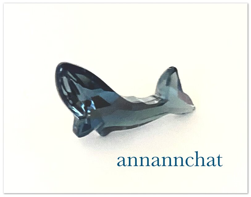 【稀少　オーストリア製　スワロフスキ―　クジラ　鯨　シャチ　ピンブローチ　】23㎜　モンタナブルー