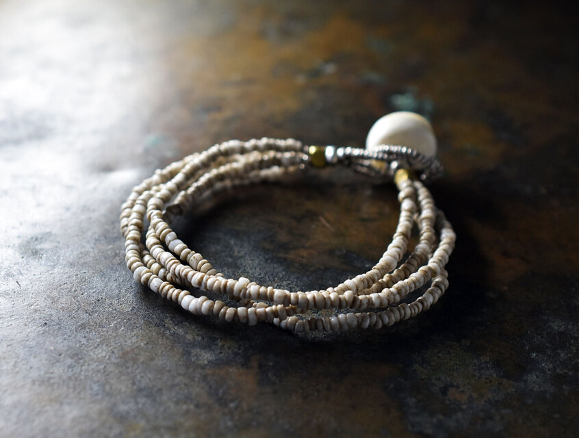 アンティークホワイトシードビーズの4連ブレス（貝留め金・濃赤ホワイトハーツ）