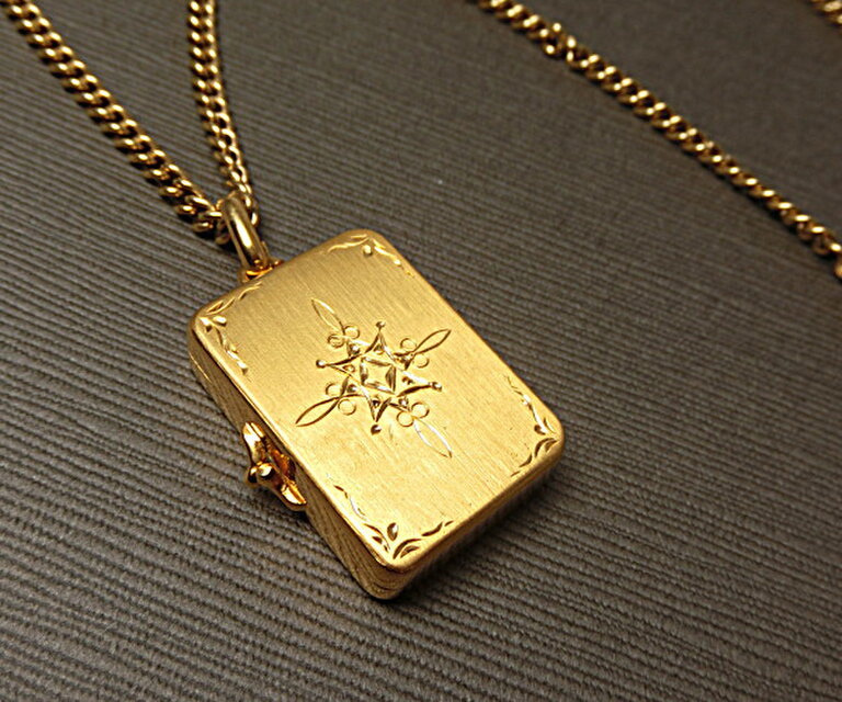 手彫り】遺骨入れ＆ロケットペンダント/シルバー製/純金仕上・/角形