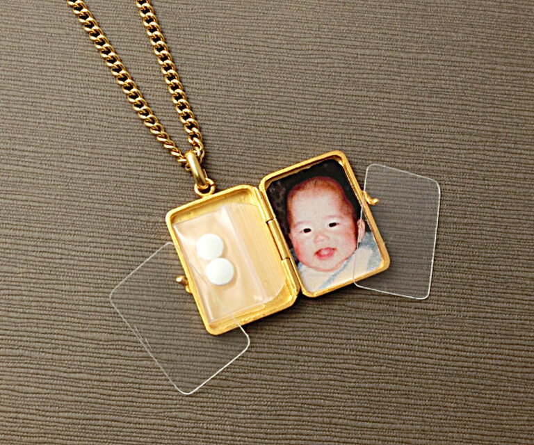 手彫り】遺骨入れ＆ロケットペンダント/シルバー製/純金仕上・/角形