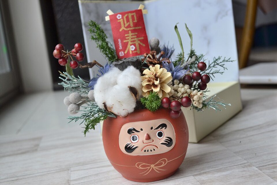 送料半額】背景BOX入り＊だるまのお正月アレンジ | iichi 日々の暮らし
