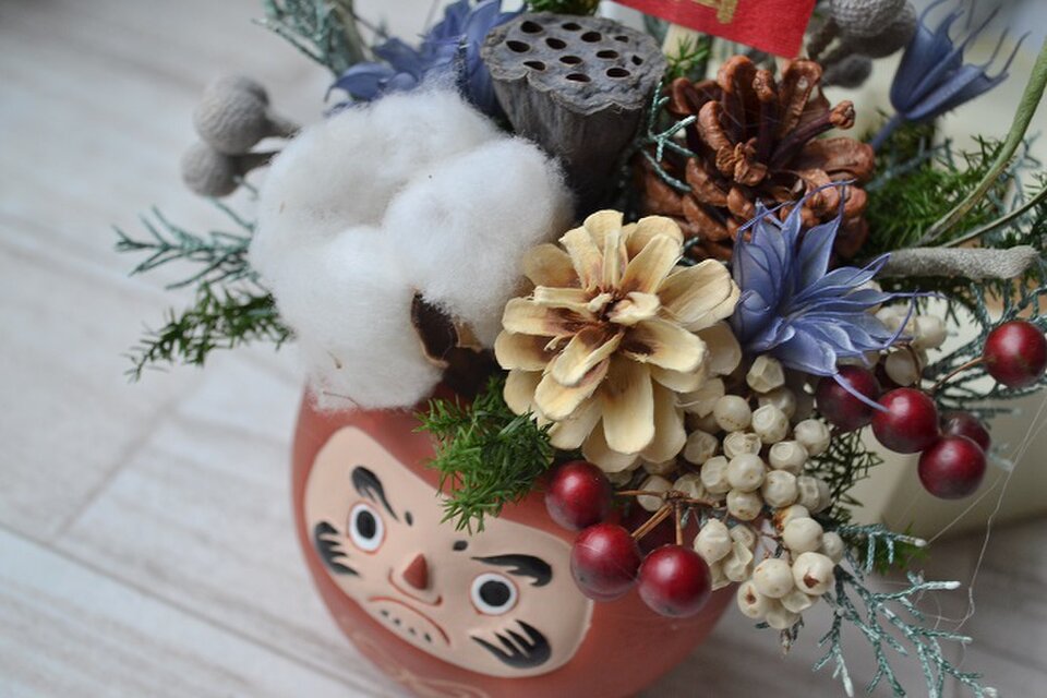 送料半額】背景BOX入り＊だるまのお正月アレンジ | iichi 日々の暮らし
