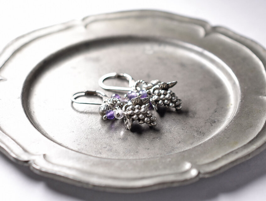 ヨーロッパヴィンテージ葡萄ピューターとフローライト、インドシルバー鈴のピアスⅠ