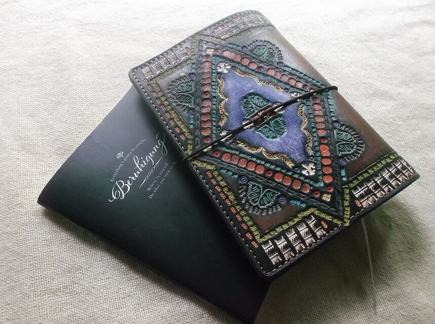 パスポートサイズトラベラーズノートカバー　牛革、刻印＆拭き染め　カードポケット付き　