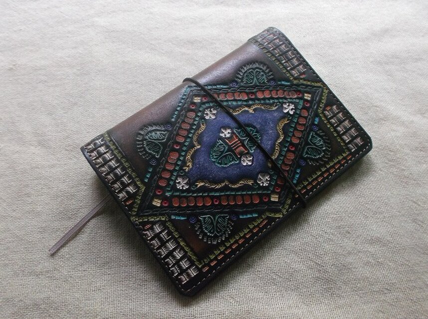 パスポートサイズトラベラーズノートカバー 牛革、刻印＆拭き染め