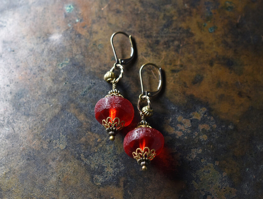 真っ赤な算盤型アンティークボヘミアビーズと隠しブルービーズのピアス