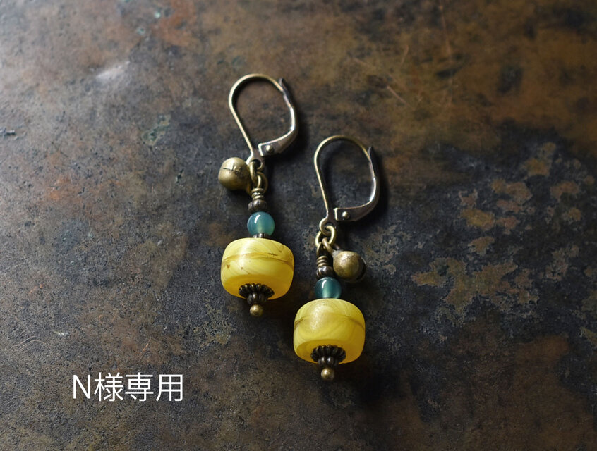 「N様専用」イエローカカンバビーズとグリーン瑪瑙、民族鈴のピアス